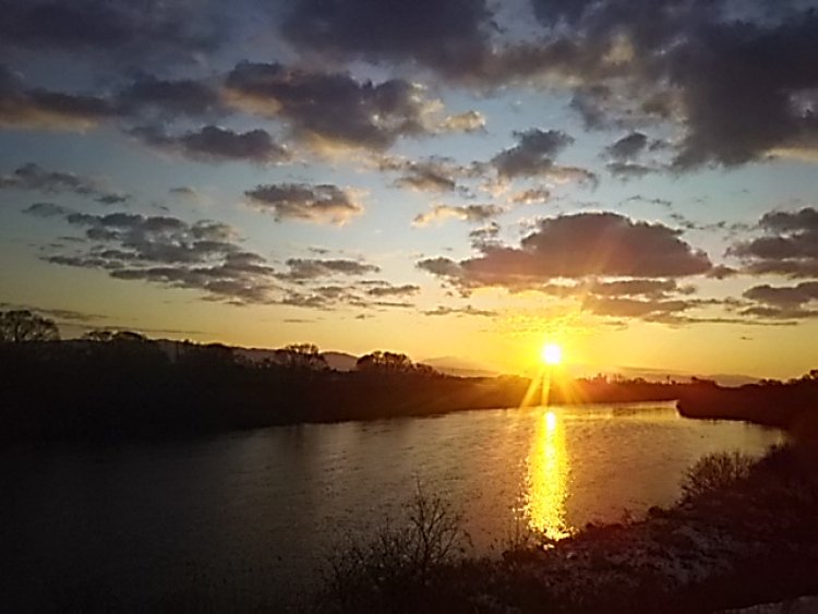 岩木川と朝陽